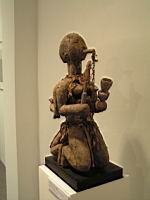 Sculpture vodou Fon, Benin, bois, fibres veg., chaines, tissus, couteaux, mat. sacrificielles (2)